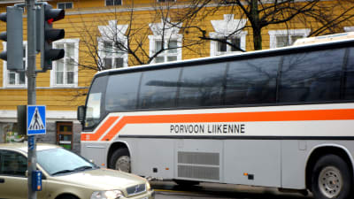 Buss som svänger från Biskopsgatan till Mannerheimgatan i Borgå.