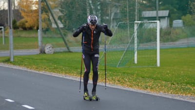 Matias Strandvall tar ett stavtag.
