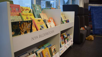 En bokhylla med barnböcker.