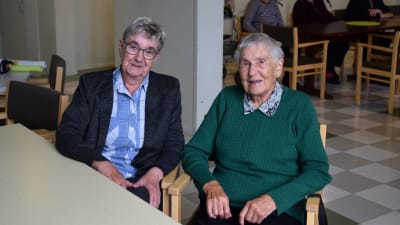 Marita Helenius och Märta Öblom på dagverksamheten i Ekenäs.