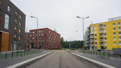 Hundholmsvägen, vid korsningen till Gunillavägen, vid Kronbergsstranden.