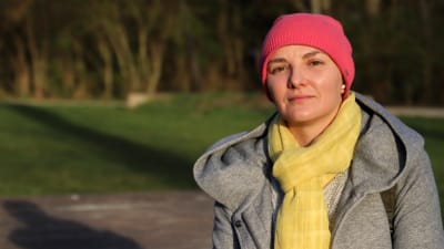 Elizaveta Schlosberg sitter på en parkbänk.