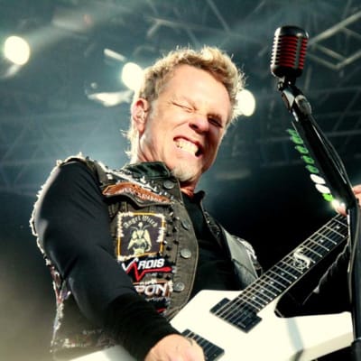 Metallican kitaristi James Hetfield eläytyy.