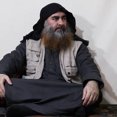 Kuvakaappaus videolta, jolla sanotaan esiintyvän Isisin johtaja Abu Bakr al-Baghdadin. 