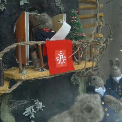 Julfreden utlyses på julafton i Åbo, i Raunistula dockhusentusiasters version.