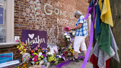 Folk lägger ner kransar i Charlottesville för att hedra minnet av aktivisten Heather Heyer som dödades av en högerextremist i fjol somras