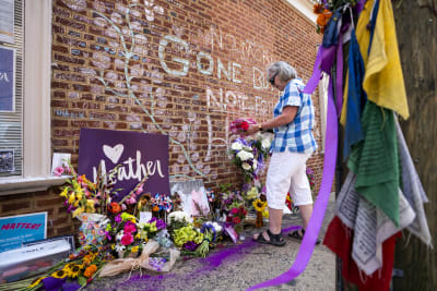 Folk lägger ner kransar i Charlottesville för att hedra minnet av aktivisten Heather Heyer som dödades av en högerextremist i fjol somras