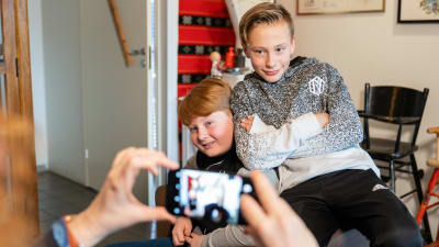 Jesse Hujanen och Sebastian Björkholm, högstadielever från Winellska skolan i Kyrkslätt
