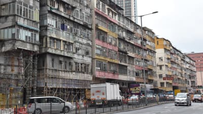 Det finns stora mängder rivningsfärdiga hus i Hongkongs gamla arbetarstadsdelar. Ett hus kan inhysa flera hundra människor som bor i frånstötande små skrubbar.
