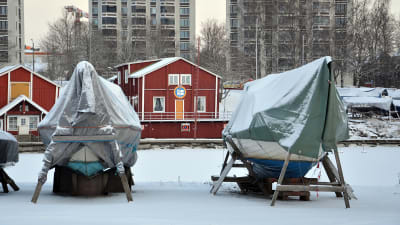 Båtar i vinterförvar på Smulterön i Vasa.