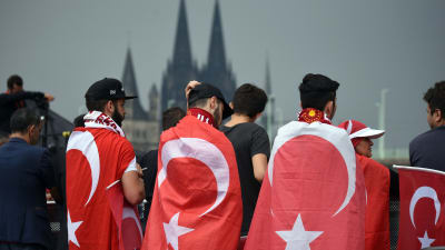 Tusentals turkar demonstrerar för Erdogan i Köln.