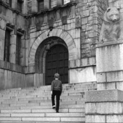 Pojke vid Nationalmuseets trappor, 1966