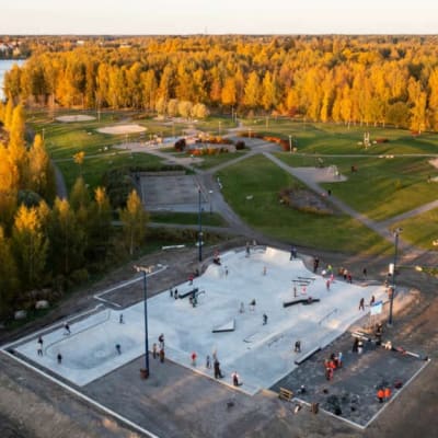 Droonikuva Vaasan Onkilahden skeittipuiston sekä leikkipuiston alueesta.