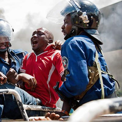 Poliisit ja mielenosoittajat ottivat yhteen Burundin Bujumburassa.