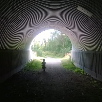 Pieni lapsi tunnelissa