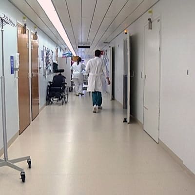 Lääkäri ja hoitaja kävelevät Kymenlaakson keskussairaalan käytävällä 