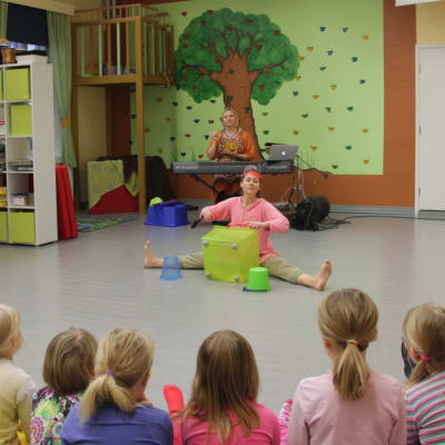 Tanssiteatteri Raatikko esitti Tam Tam tanssin taikaa -esityksen päiväkodissa Savitaipaleella.
