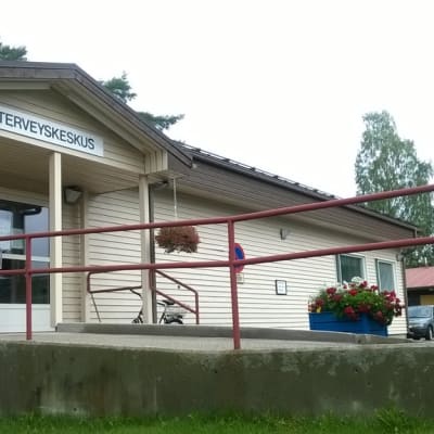 Tuusniemen terveyskeskuksen sisäänkäynti