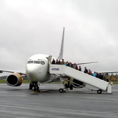 Matkustajat nousemassa Kreetalle lähtevään lentokoneeseeen Kuopion lentoasemalla.