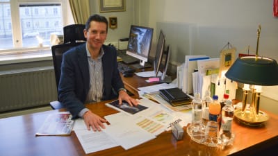 didde vid sitt skrivbord