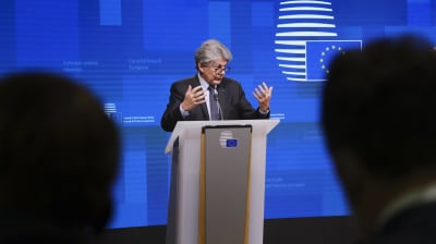 Kommissionär Thierry Breton under en presskonferens i Bryssel