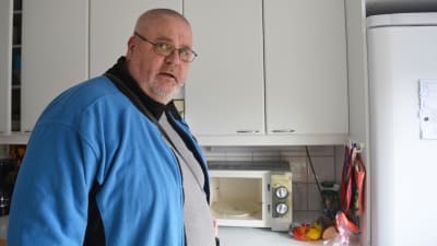Ove Öhman i sin mammas kök, mikron står öppen.