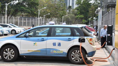 En elbil laddas i Shenzhen, Kina.
