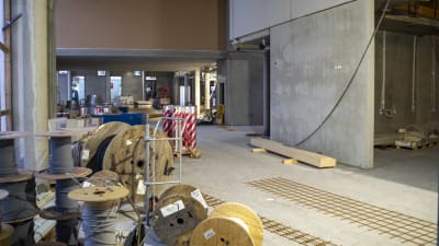 Byggmaterial och verktyg på en byggarbetsplats.