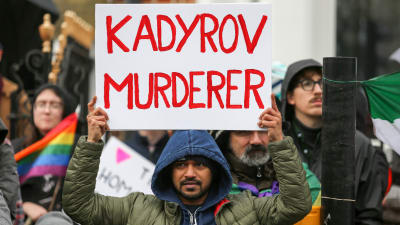 En demonstrant håller upp ett plakat med texten "Kadyrov mördare".