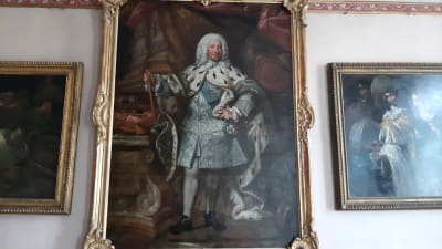 Stort porträtt av en kung från 1700-talet