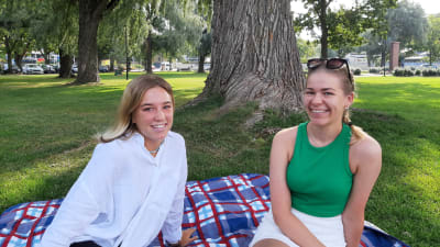 Två kvinnor i en park.