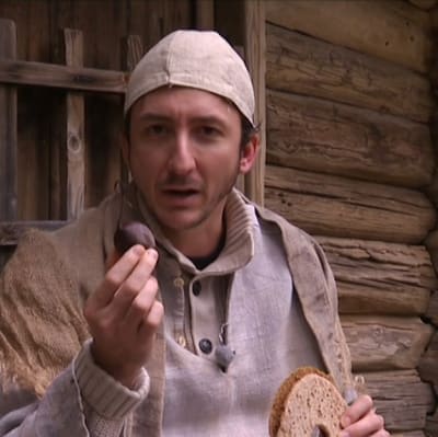 Stradan Ivan leivänpala kädessään.