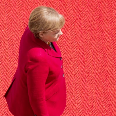 Angela Merkel och Vladimir Putin står mot varandra.
