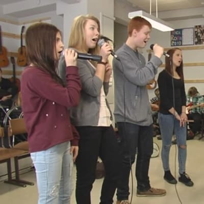 Ungdomar sjunger i Ströhö i toner på repetition.