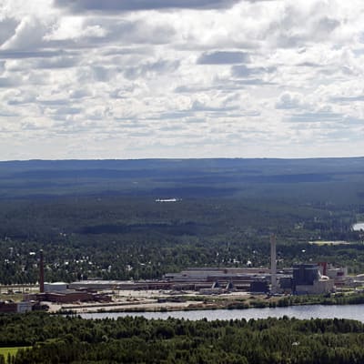 Renforsin rannan teollisuusalue Kajaanissa ilmakuvassa. 