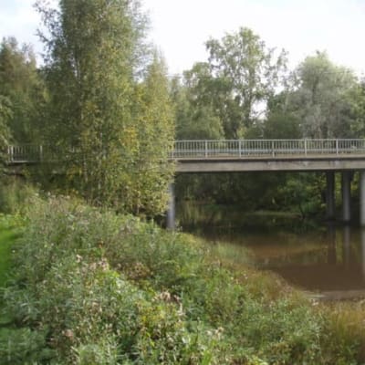 Suljettu Lontilanjoen silta Akaan Toijalassa sivulta päin katsottuna. 