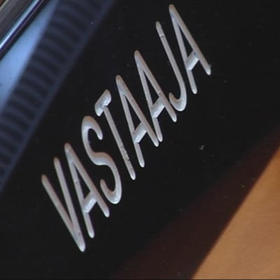 Pöydällä oleva vastaaja-kyltti Pohjois-Savon käräjäoikeudessa.