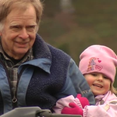 Nadja Liitiäinen tycker om att åka motordriven fyrhjuling tillsammans med morfar