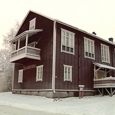 Kannuksen puinen työväentalo talvisessa maisemassa.