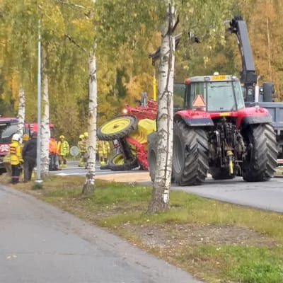 Porin Ruosniemessä traktorin peräkärry kaatui tielle Apollontiellä. Peräkärryssä oli glyfosaattia. Parikymmentä litraa kasvinsuojeluainetta valui tielle.