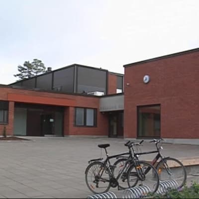 1970-luvulla rakennettu Rajalan koulu peruskorjattiin ja laajennettiin elinkaarimallilla Kuopiossa.