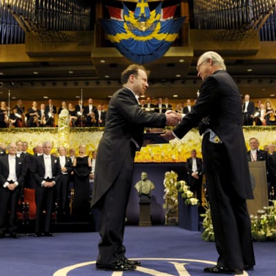 Adam Riess får Nobelpriset i fysik av kung Carl XVI Gustaf