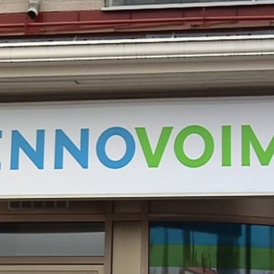 Fennovoimas logotyp på en skylt.