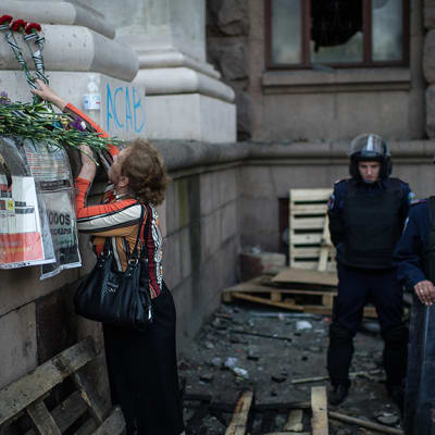 En kvinna för en blomsterhälsning till offer i brand i Odessa