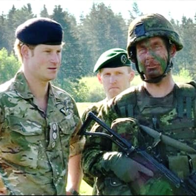 Prins Harry besökte Estland den 17 maj 2014. Han träffade bland annat estniska Nato-soldater under besöket.