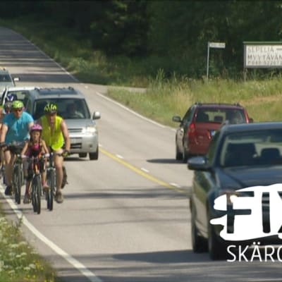 Cyklister längs med Skärgårdsvägen.