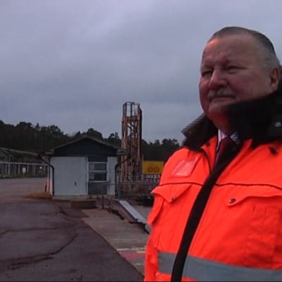 Hamndirektör Paavo Lyytikäinen står längst ute på Finlands södraste spets, Tulludden i frihamnen.