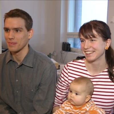 Fredric och Laura Portin med Amelie, 5 månader, januari 2015.