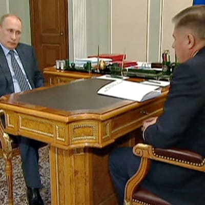 Rysslands president Vladimir Putin i ett möte med Högsta domstolens ordförande.