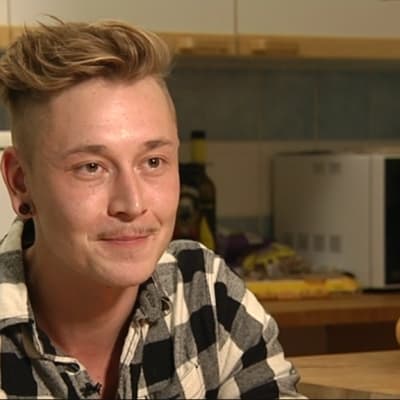 Nuori mies keittiössä. Kuvassa epilepsiaa sairastava Andy Hyvönen Akuutin lähetyksessä lokakuussa 2014.